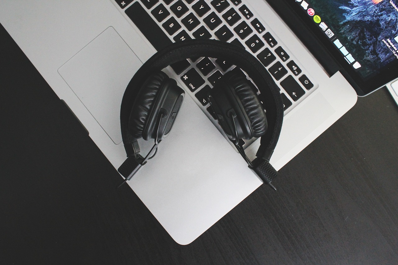 Computer with headphones to listen to text speech.